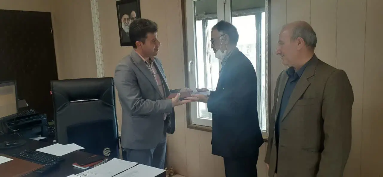 تقدیر از مدیرعامل و دبیر شورای اقامه نماز شرکت توزیع نیروی برق استان ایلام