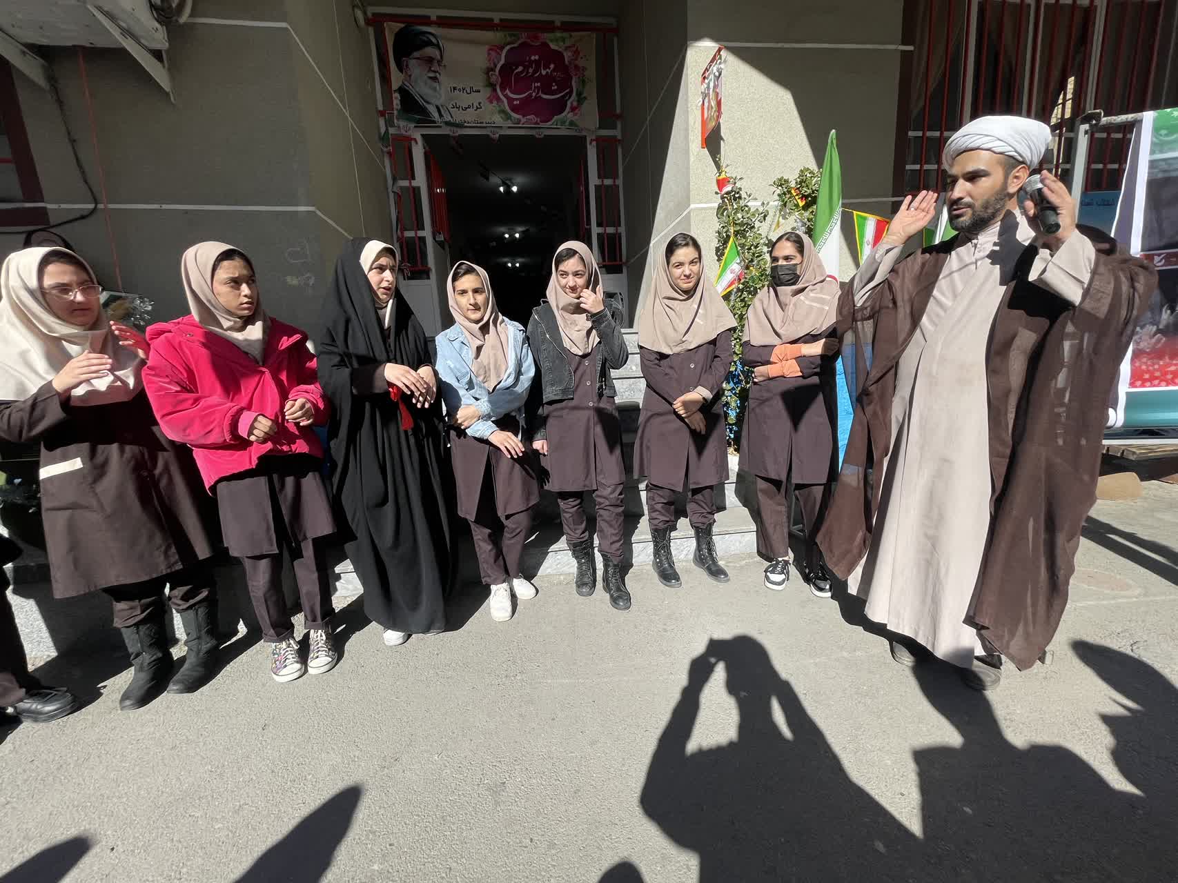 دبیرستان سارا ارومیه با همکاری ستاد اقامه نماز، برنامه‌ ویژه دهه فجر، نماز و انقلاب را برگزار کرد