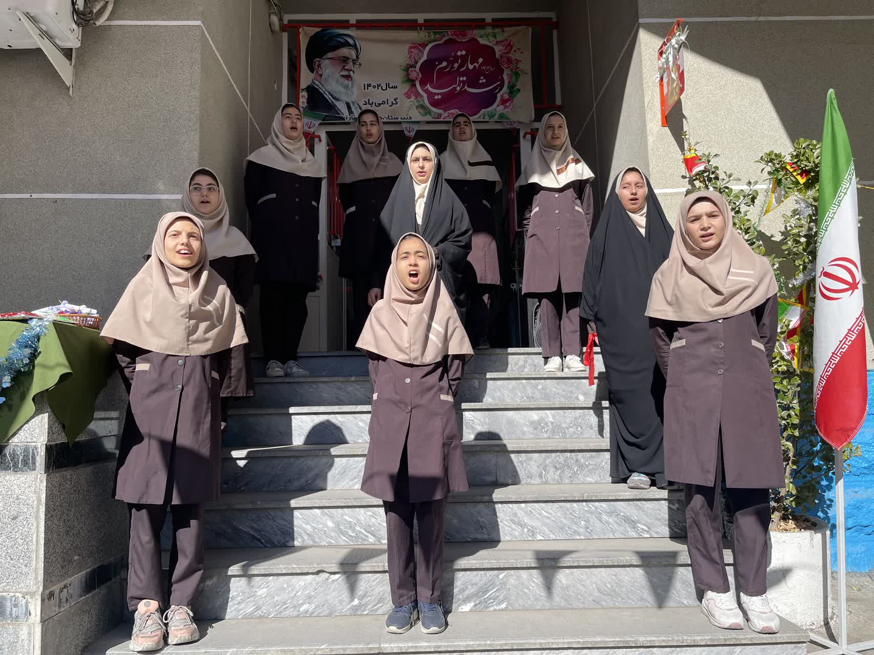 دبیرستان سارا ارومیه با همکاری ستاد اقامه نماز، برنامه‌ ویژه دهه فجر، نماز و انقلاب را برگزار کرد