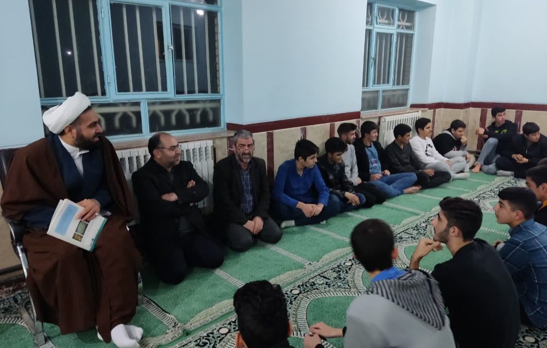 جلسه آموزشی با محوریت نماز در شهرستان خداآفرین برگزار شد