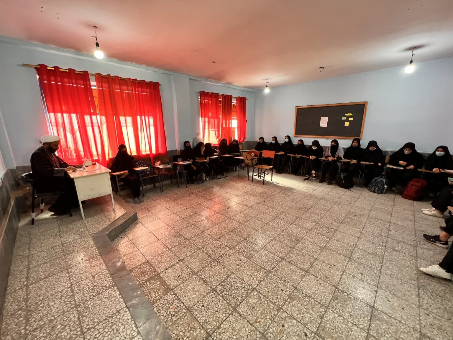 نشست دانش آموزی با محوریت نماز در مدرسه دخترانه شاهد بندرعباس 