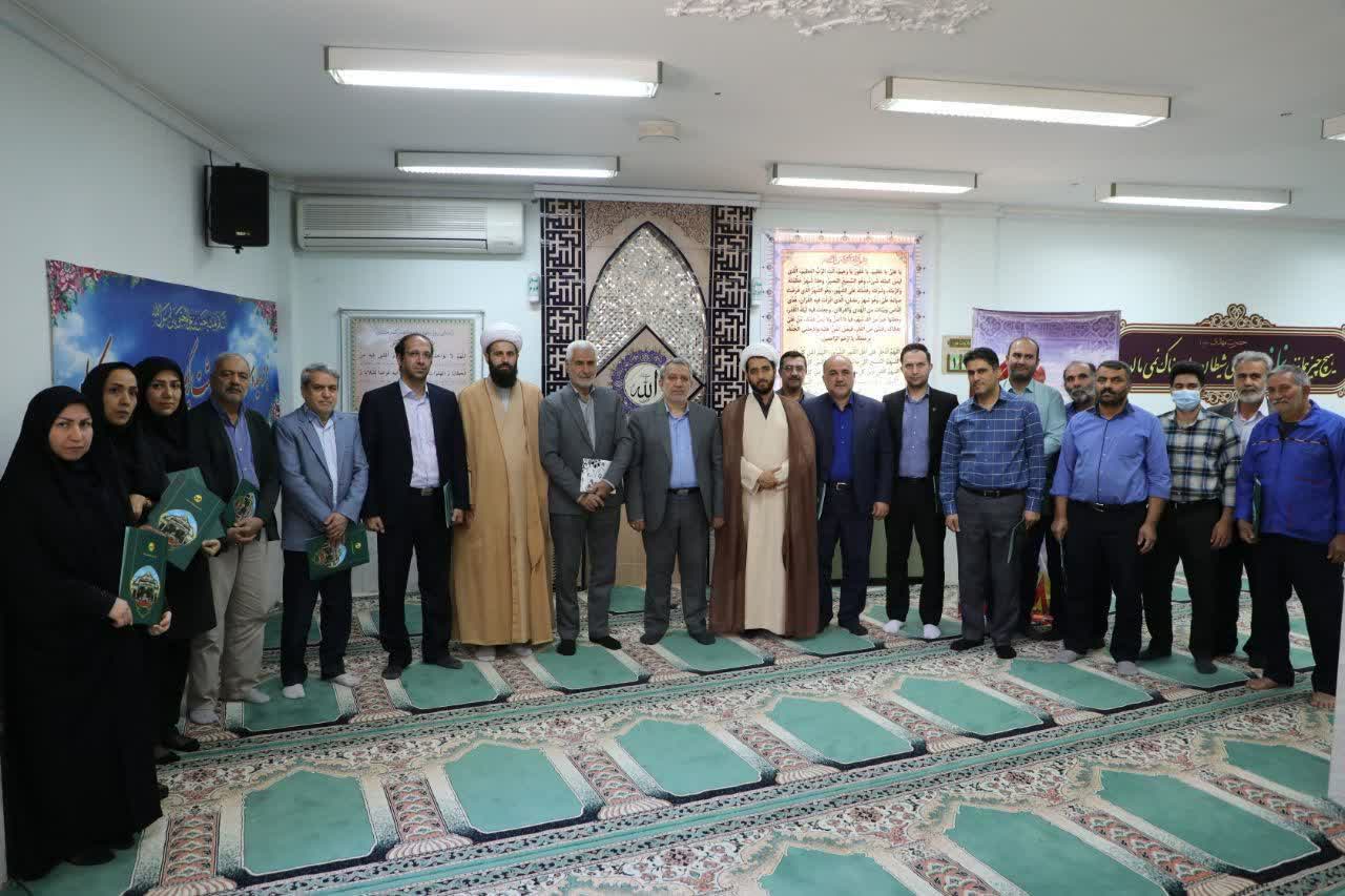 جلسه تجلیل از فعالان و بهترین های اقامه نماز در شرکت برق منطقه ای استان سمنان