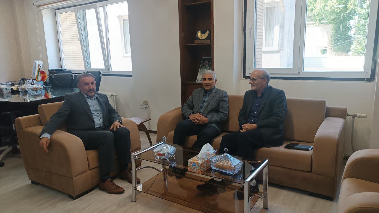 دیدار مدیر ستاد اقامه نماز استان کردستان با معاون توسعه، مدیریت و منابع انسانی استانداری