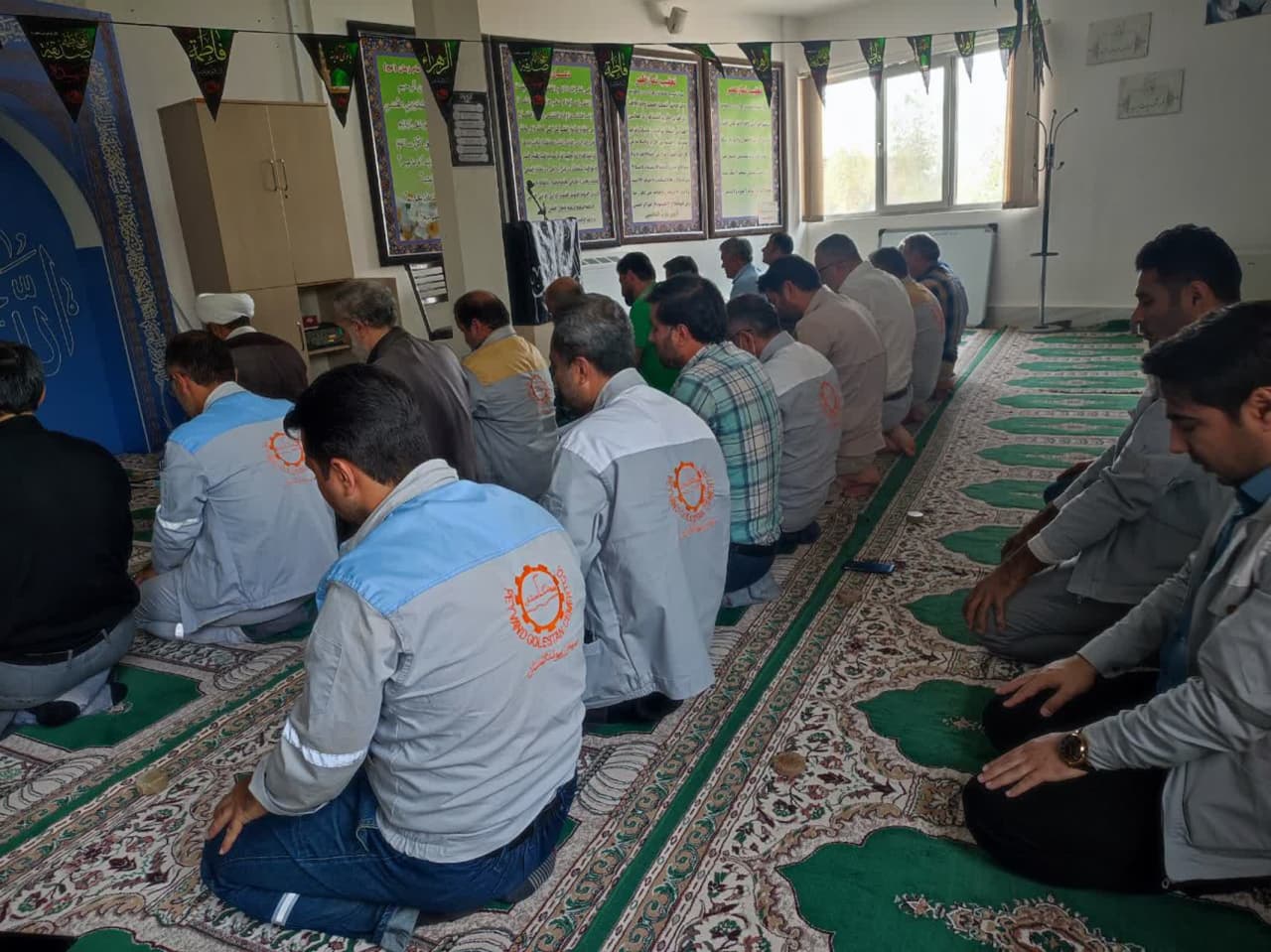 اقامه نماز جماعت در کارخانه سیمان پیوند گلستان