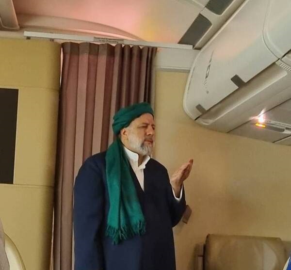 تصویری از اقامه نماز رئیسی در هواپیما