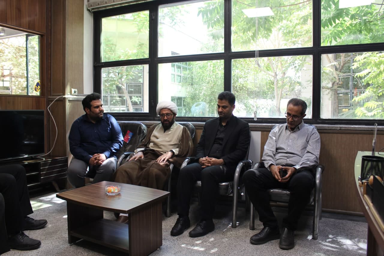 مدیر ستاد اقامه نماز استان از پایانه مسافربری اراک بازدید کرد