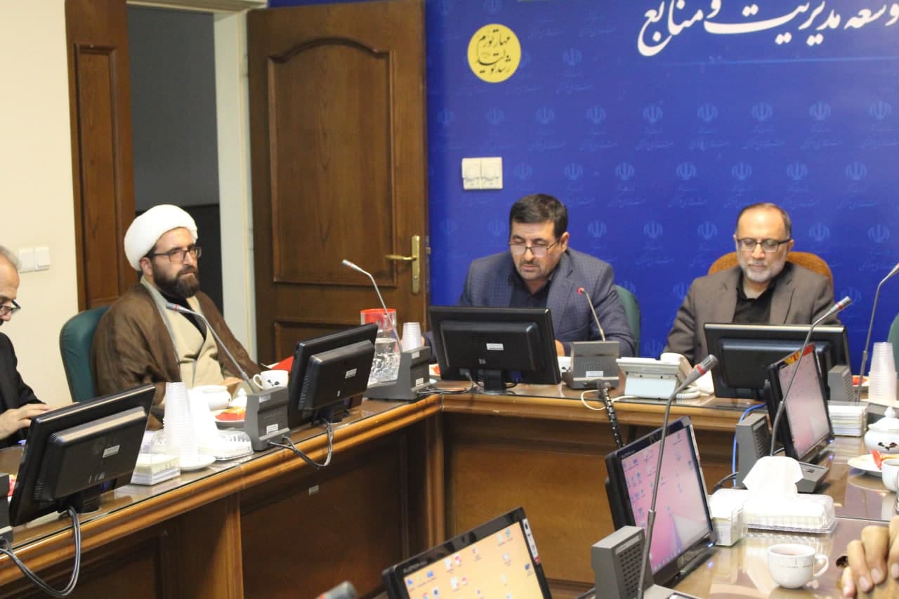 جلسه کارگروه بررسی وضعیت فضاهای اقامه نماز در راه های مواصلاتی استان مرکزی برگزار شد