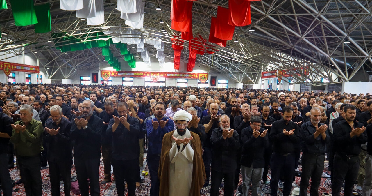 نماز ظهر اربعین در میعادگاه عاشقان اصفهان