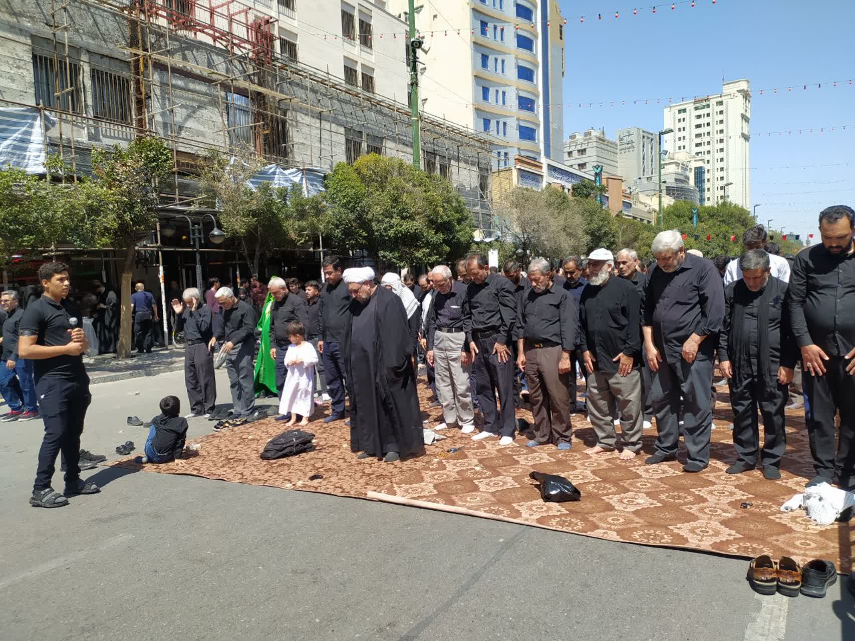 نماز اربعین حسینی در خیابان های منتهی به حرم امام رضا(ع) اقامه شد