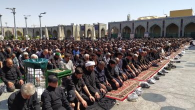 اقامه نماز ظهر و عصر شهادت امام رضا(ع) در مسیرهای منتهی به حرم مطهر رضوی