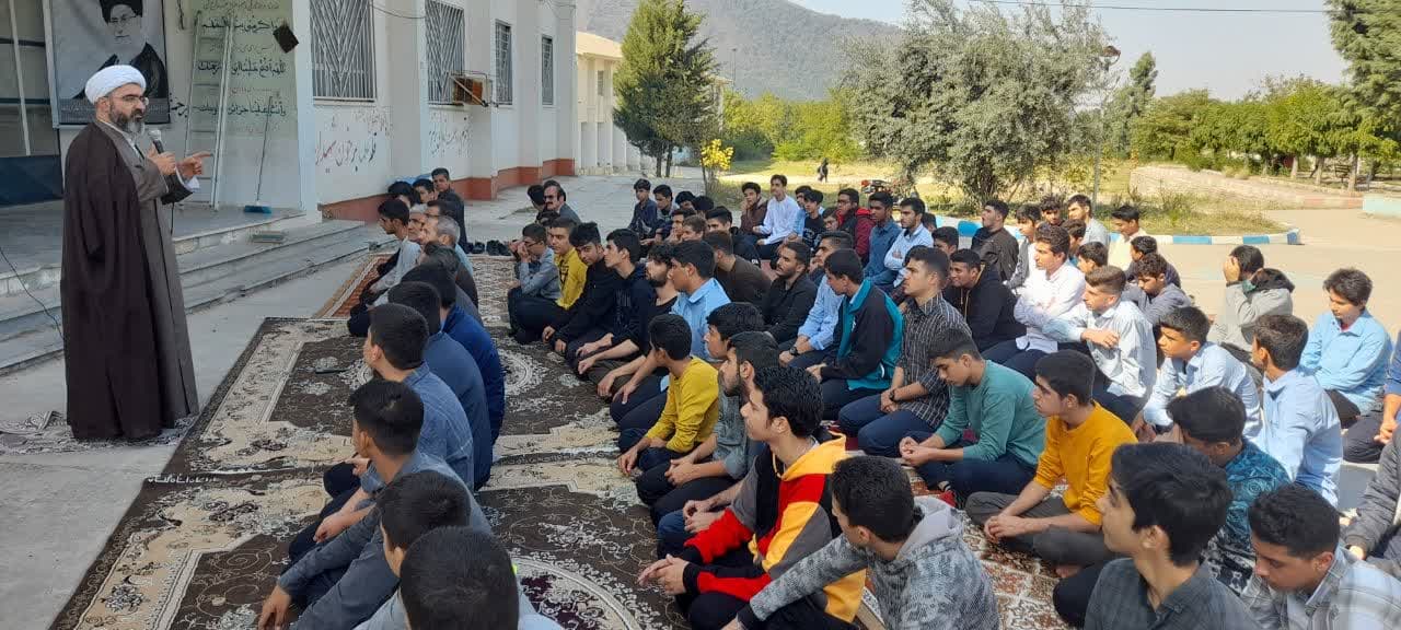 نشست دانش آموزی و اقامه نماز جماعت در دبیرستان نمونه دولتی ملا صدرا شهرستان رامیان