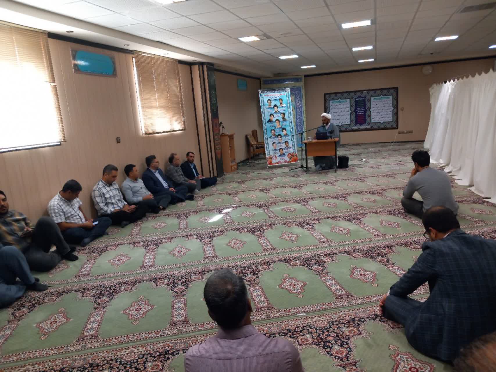 نشست آموزشی معارف نماز ویژه کارمندان جمعیت هلال احمر استان یزد