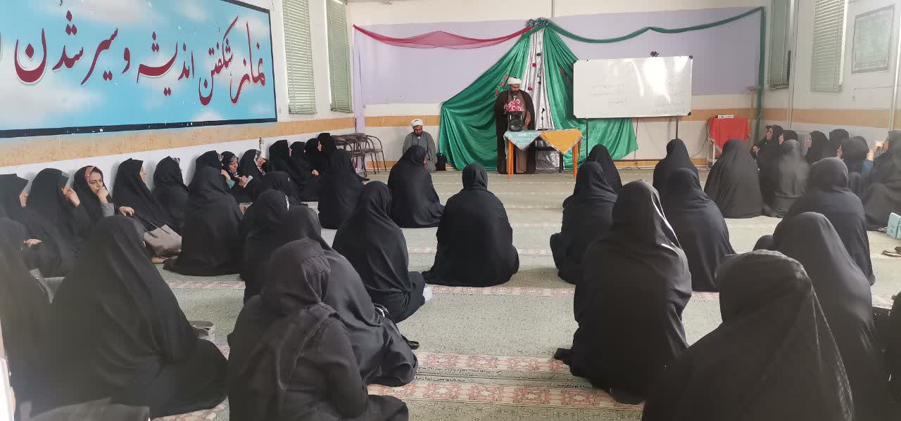 نشست آموزشی معارف نماز در دبیرستان دخترانه معارف صدرا یزد