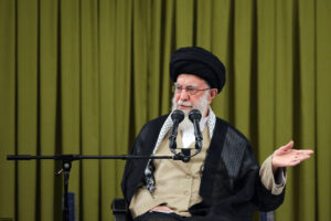 دیدار جمعی از دانش‌آموزان و دانشجویان با حضرت آیت‌الله خامنه‌ای رهبر انقلاب اسلامی