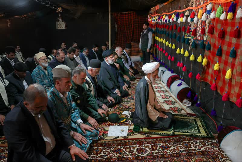 رئیس جمهور نماز خود را در سیاه‌ چادر عشایری اقامه کرد