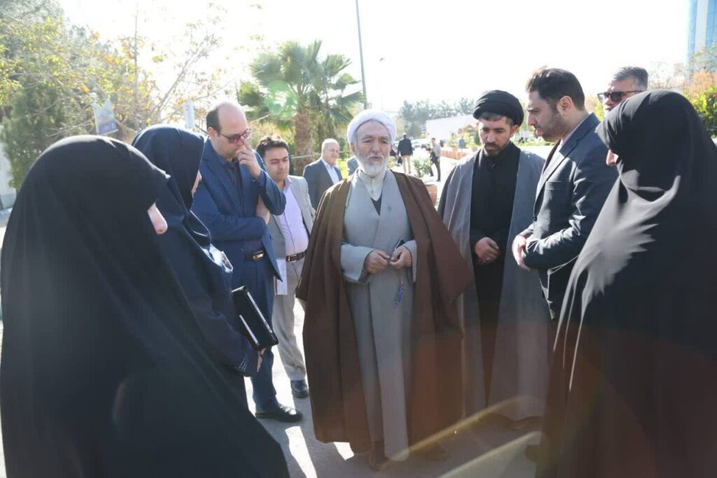 مدیر ستاد اقامه نماز استان در نماز جماعت بیمارستان رضوی شرکت کرد