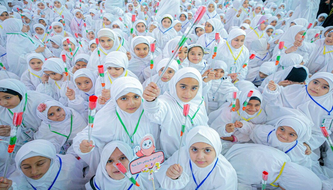 جشن تکلیف دختران عراقی در جوار حرم امام حسین(ع)