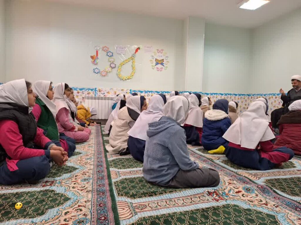 نشست های دانش آموزی نماز در مدارس چلگرد برگزار شد