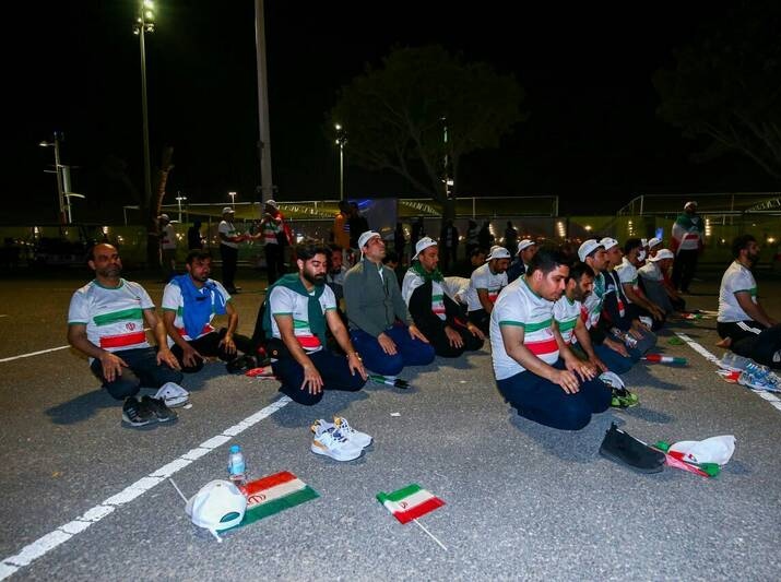 نماز جماعت هواداران ایرانی