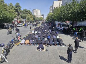 نماز ظهر و عصر در خیابان های منتهی به حرم امام رضا(ع) اقامه شد