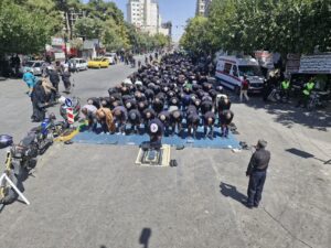 نماز ظهر و عصر در خیابان های منتهی به حرم امام رضا(ع) اقامه شد