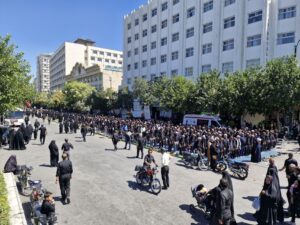 در روز شهادت امام رضا(ع) نماز ظهر و عصر در خیابان های منتهی به حرم مطهر رضوی اقامه شد