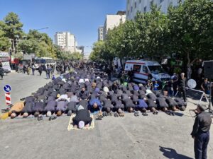 در روز شهادت امام رضا(ع) نماز ظهر و عصر در خیابان های منتهی به حرم مطهر رضوی اقامه شد