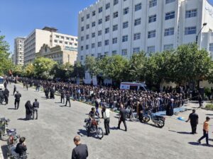 در روز شهادت امام رضا(ع) نماز ظهر و عصر در خیابان های منتهی به حرم مطهر رضوی اقامه شد