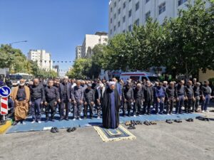 در روز شهادت امام رضا(ع) نماز ظهر و عصر در خیابان های منتهی به حرم مطهر رضوی اقامه شد