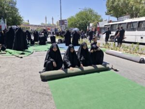 در روز شهادت امام رضا(ع) نماز ظهر و عصر در خیابان های منتهی به حرم مطهر رضوی اقامه شد