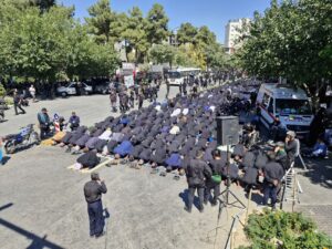 در روز شهادت امام رضا(ع) نماز ظهر و عصر در خیابان های منتهی به حرم مطهر رضوی اقامه شد