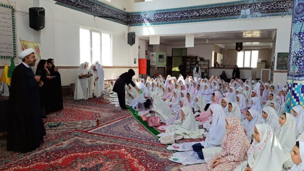 سرپرست ستاد اقامه نماز استان زنجان نماز ظهر و عصر را در مدرسه ابتدائی دخترانه مائده اقامه کرد