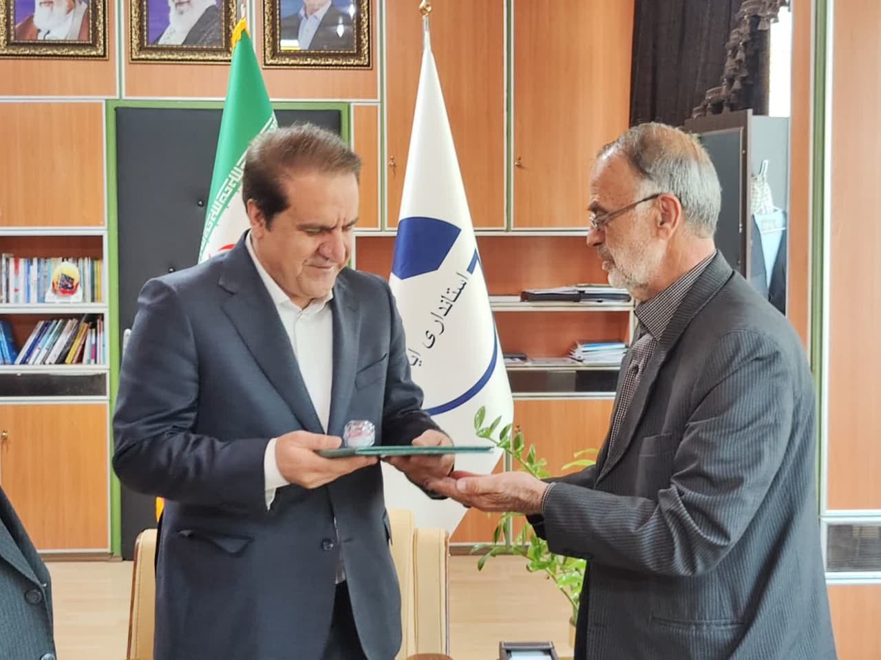 لوح تقدیر و هدیه ستاد اقامه نماز کشور به استاندار ایلام اهدا شد