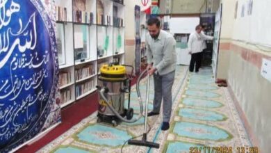 تصویری از کارکنان در حال غبارروبی و نظافت نمازخانه یک اداره در استان لرستان