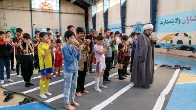 تصویری از اقامه نماز جماعت فرزندان کارکنان توزیع برق لرستان در کنار زمین فوتسال