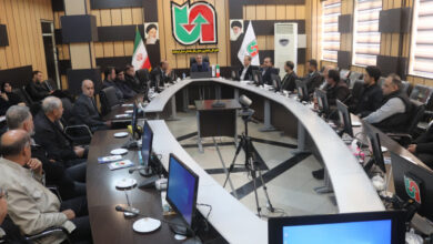 به گزارش روایط عمومی ستاد اقامه نماز استان، روز یک شنبه مورخه بیست ششم بهمن ماه دوره آموزشی آشنایی با معارف و شیوه های فرهنگ نماز در سفر با هدف ترویج فرهنگ اقامه نماز و ارتقای آگاهی دینی، ویژه رانندگان ناوگان حمل و نقل عمومی مسافر، متصدیان مجتمعهای خدمات رفاهی بینراهی و کارکنان اداره کل راهداری و حمل و نقل جاده ای استان کرمانشاه با حضور حجت الاسلام علی مولوی ،مدیر و کارشناسان ستاد اقامه نماز و مسئولین راهداری و مدرس مربوطه برگزار شد. مسعود خزایی کارشناس ستاد اقامه نماز استان گفت:از جمله اقشاری که نیازمند توجه جدی در حوزه فرهنگ و آموزش می باشند، رانندگان ناوگان مسافر بری بین شهری میباشند که با توجه به ارتباط مستقیم با مخاطب و مسافر، خود نیازمند آموزش دوره های تخصی نماز می باشد. خزایی اظهار داشت: ابتدا به جهت توجه به اهمیت و ارج نهادن به نیازهای عموم مردم و مخاطب و ایجاد بستری مناسب جهت رعایت الزامات اقامه نماز در مسافرت های بین شهری و با هدف ایجاد زمینه مناسب برای توسعه و ترویج فرهنگ نماز در سفر ها، ارتقاء سطح دانش و بینش رانندگان و مسئولین پایانه ها به ویژه احکام نماز سفر و ایجاد حساسیت این دوره برگزار شده است. وی مخاطبان دوره را کلیه رانندگان شرکت های مسافر بری و بین شهری و رانندگان اتوبوس استان و مدت زمان آموزش را بمدت 4 ساعت حضوری بیان نمود. -1