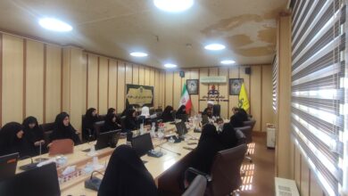 اعضای هیئت اندیشهورز در حال گفتگو درباره راهکارهای ترویج فرهنگ نماز بانوان